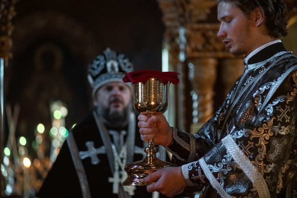 «Да исправится молитва моя»: архиепископ Амвросий совершил вечернюю Литургию Преждеосвященных Даров.