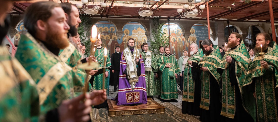 «Славим Тя вси»: ректор, студенты и преподаватели Академии совершили акафистное пение Святой Троице