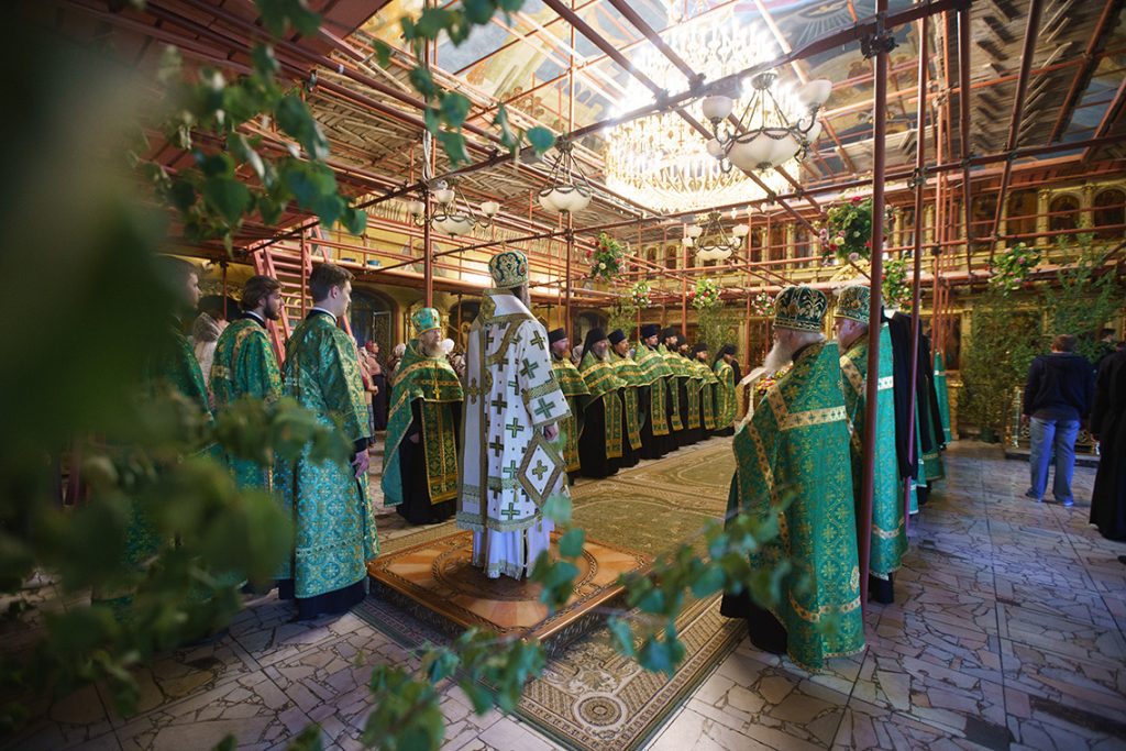 В День Святого Духа архиепископ Амвросий совершил праздничные богослужения в Покровском храме Академии