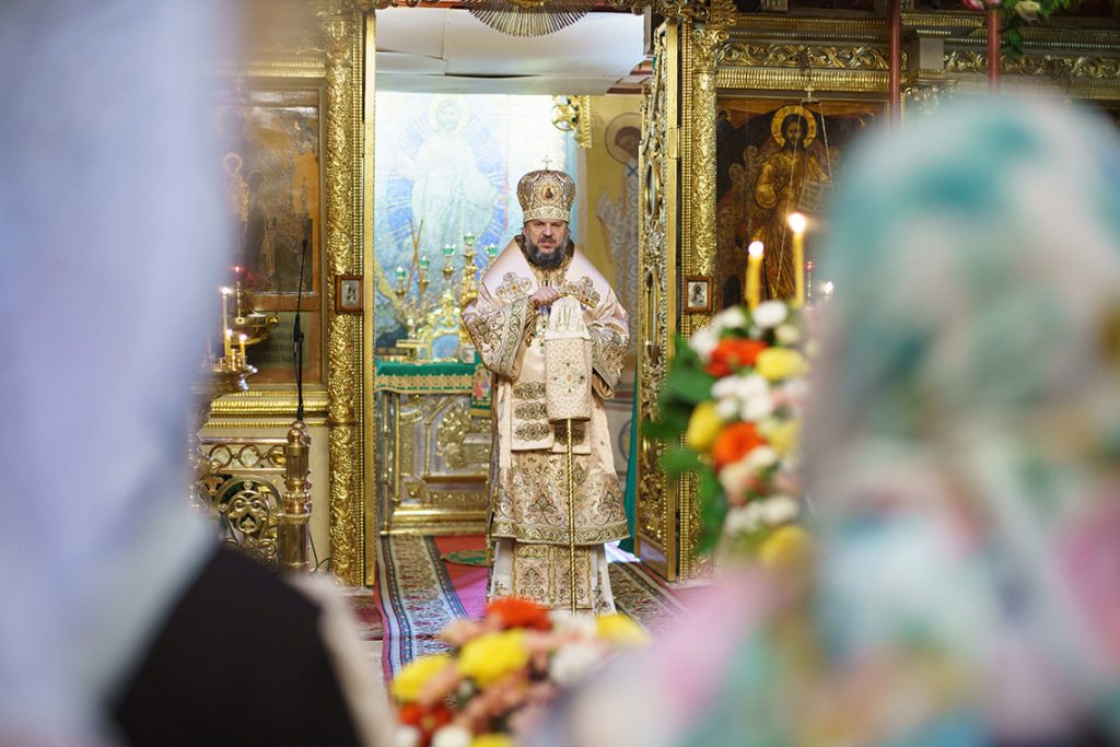 В День Святого Духа архиепископ Амвросий совершил праздничные богослужения в Покровском храме Академии