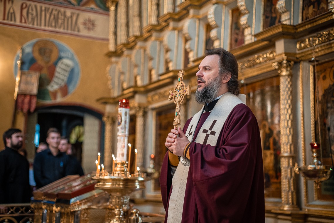 Проповедовать православные. Проповедь священника. Проповедь в храме. Православные проповедники. Священник проповедует.