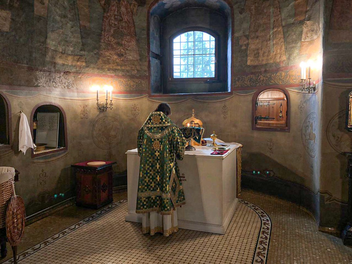 Ректор МДА совершил Божественную литургию в Сретенском монастыре