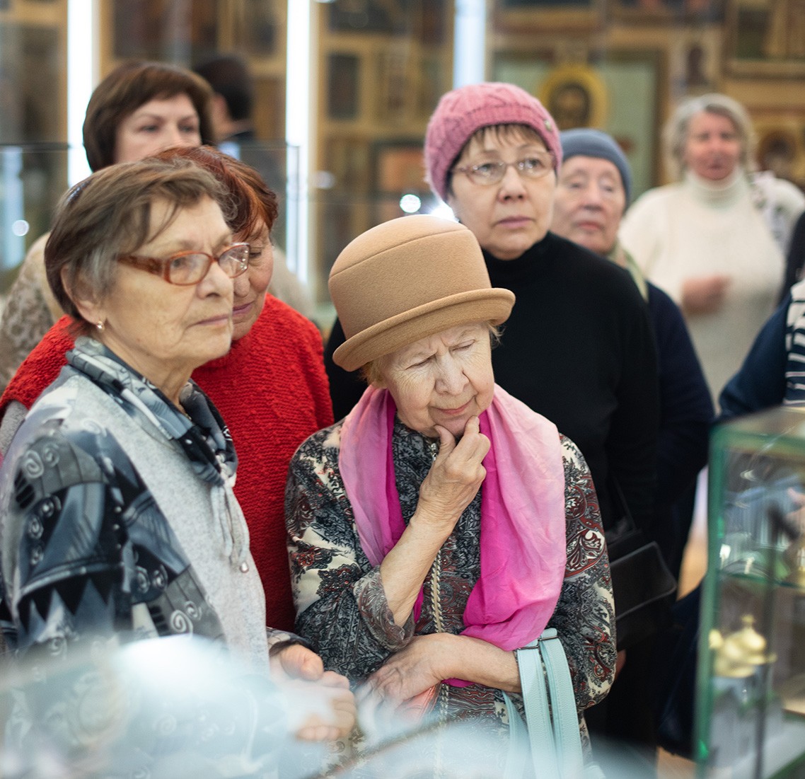 Каким пенсионерам москвы. Экскурсии для пожилых. Пенсионеры в музее. Пенсионеры на экскурсии. Пожилые люди в музее.