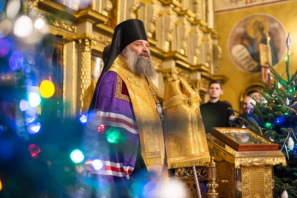 Новогодний молебен. Митрополит Питирим Благодатный огонь 2003. Питирим Нижегородский епископ. Епископ Алатырский Питирим. Молебен на новолетие.